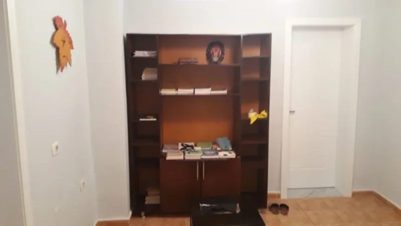 Tirane, jepet me qera apartament 1+1 Kati 3, 74 m² 450 € (Medrese)
