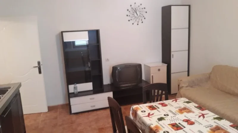 Tirane, jepet me qera apartament 1+1 Kati 3, 74 m² 450 € (Medrese)