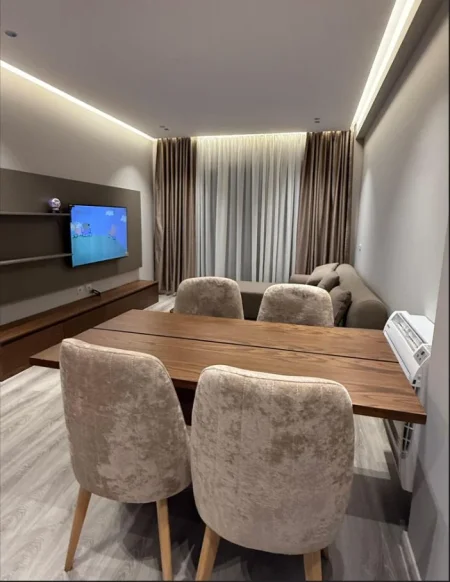 Tirane, jepet me qera apartament 1+1 Kati 4, 75 m² 700 € (Laprake)