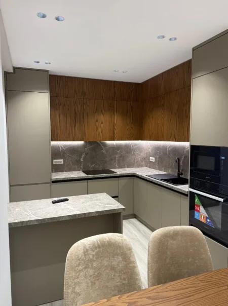 Tirane, jepet me qera apartament 1+1 Kati 4, 75 m² 700 € (Laprake)