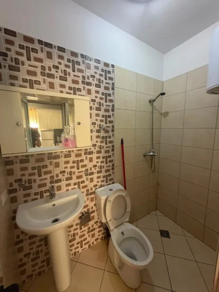 Tirane, jepet me qera apartament Studio Kati 1, 44 m² 460 € (Rruga e Durresit)