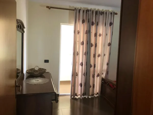 Tirane, jepet me qera apartament 2+1 Kati 4, 95 m² 600 € (Medreseja)