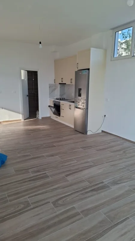 Tirane, jepet me qera apartament 1+1 Kati 1, 55 m² 300 € (QTU (Qendra Tregtare Univers))