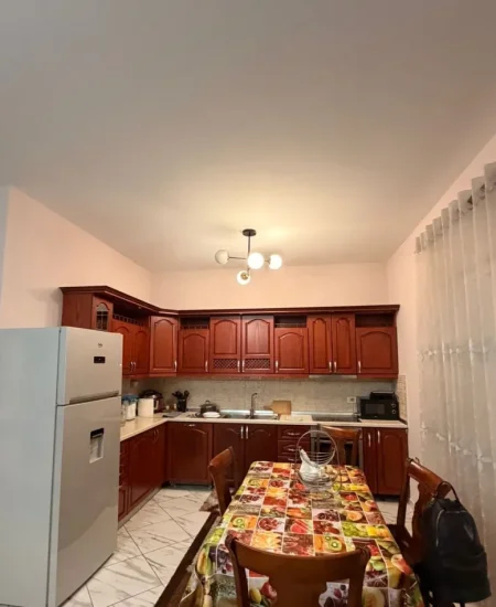 Tirane, jepet me qera apartament 2+1 Kati 2, 100 m² 500 € (Casa Italia)