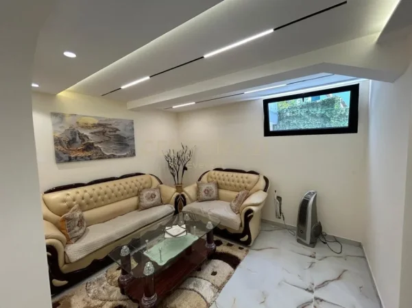 Tirane, jepet me qera apartament duplex 2+1 Kati 1, 120 m² 800 € (Ambasada Amerikane)