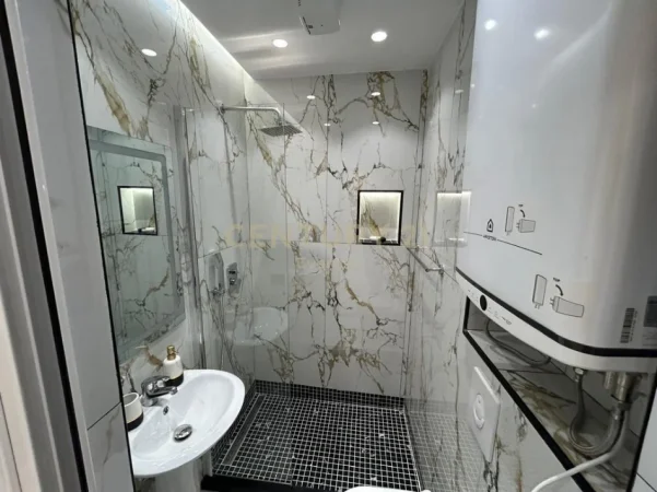 Tirane, jepet me qera apartament duplex 2+1 Kati 1, 120 m² 800 € (Ambasada Amerikane)