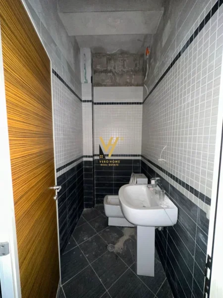 Tirane, jepet me qera ambjent biznesi Kati 0, 750 m² 2.150 € (AUTOSTRADA TIRANE-DURRES)