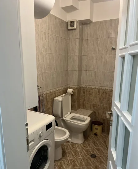 Tirane, jepet me qera apartament 1+1 Kati 4, 50 m² 500 € (Brryli)