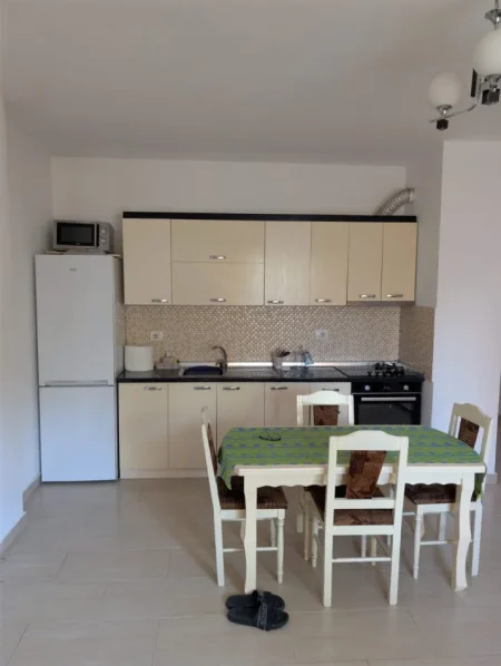 Tirane, jepet me qera apartament 1+1 Kati 1, 65 m² 400 € (Rruga 5 Maji)