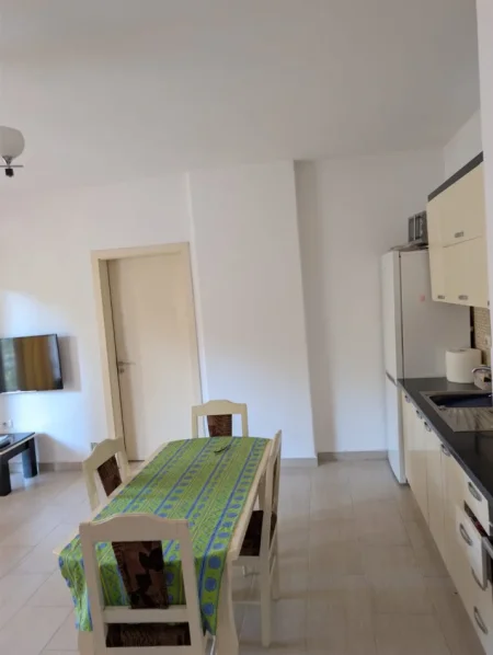 Tirane, jepet me qera apartament 1+1 Kati 1, 65 m² 400 € (Rruga 5 Maji)