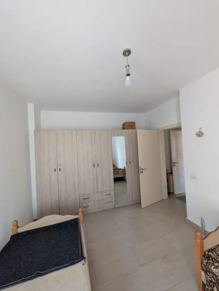 Tirane, jepet me qera apartament 1+1 Kati 1, 65 m² 400 € (Rruga 5 Maji)