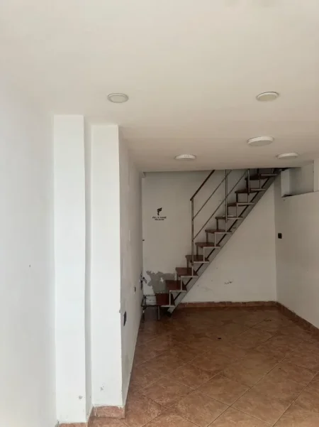 Tirane, jepet me qera dyqan Kati 0, 25 m² 200 € (KOMUNA E PARISIT)