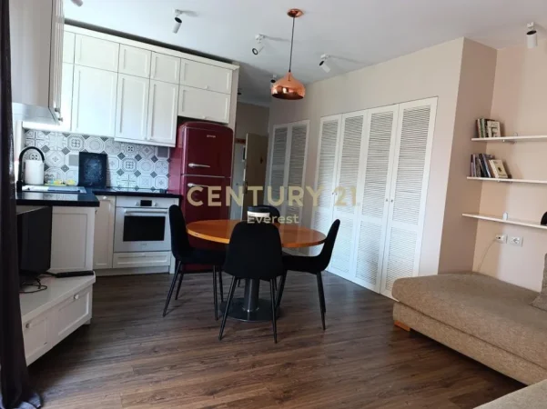 Tirane, jepet me qera apartament 1+1 , 50 m² 550 € (Rruga fortuzi)