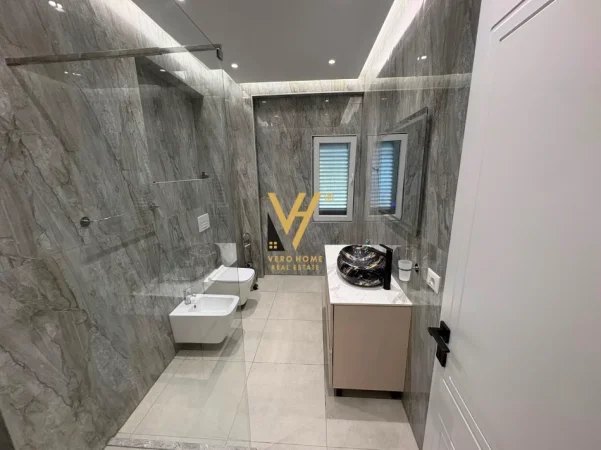 Tirane, jepet me qera apartament 2+1+Ballkon Kati 3, 124 m² 900 € (FARKE)