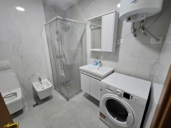 Tirane, jepet me qera apartament 2+1+Ballkon Kati 5, 105 m² 750 € (Rruga e Kosovareve)