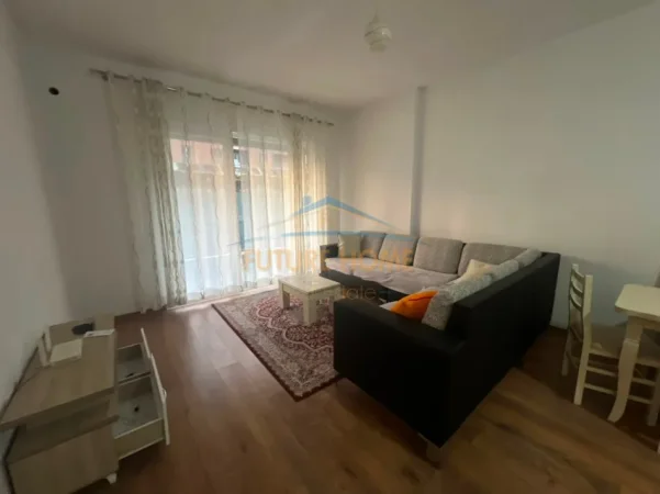 Tirane, jepet me qera apartament 1+1+Ballkon Kati 3, 81 m² 450 € (kamez)