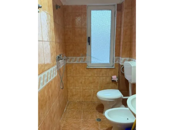 Durres, jepet me qera apartament 1+1+Aneks+Ballkon Kati 4, 420 € (Rruga Egnatia Durres)