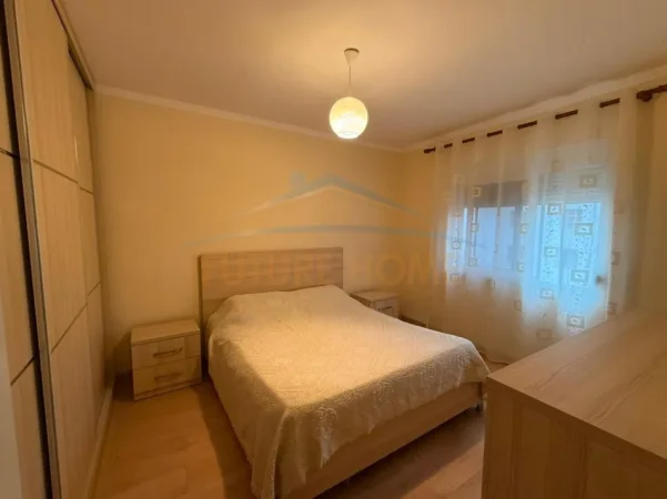 Durres, jepet me qera apartament 1+1+Aneks+Ballkon Kati 4, 420 € (Rruga Egnatia Durres)