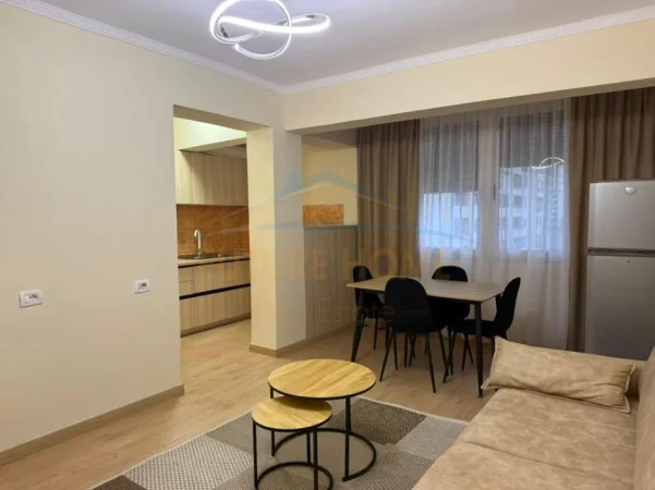 Durres, jepet me qera apartament 1+1+Aneks+Ballkon Kati 4, 420 € (Rruga Egnatia Durres)