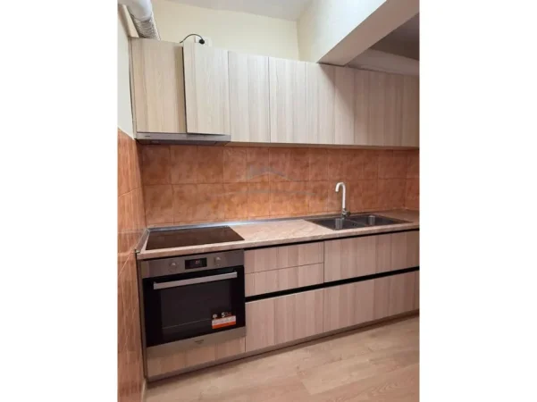 Durres, jepet me qera apartament 1+1+Aneks+Ballkon Kati 4, 420 € (Rruga Egnatia Durres)