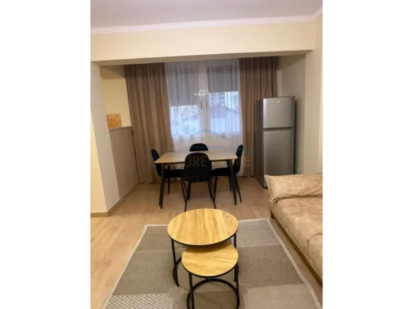 Durres, jepet me qera apartament 1+1+Aneks+Ballkon Kati 4, 420 € (Rruga Egnatia Durres)