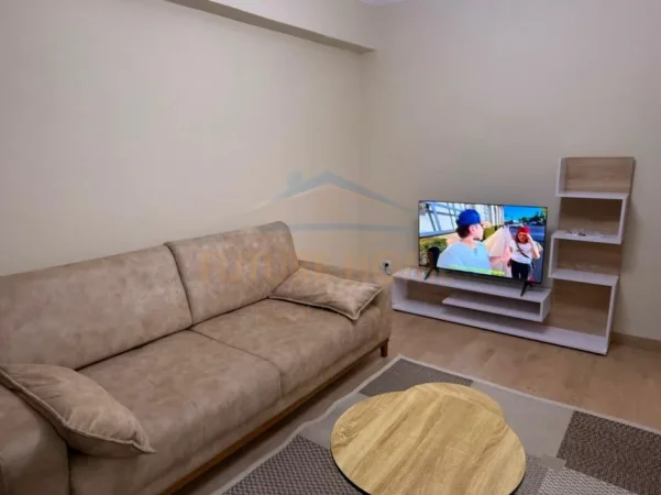 Durres, jepet me qera apartament 1+1+Aneks+Ballkon Kati 4, 420 € (Rruga Egnatia Durres)