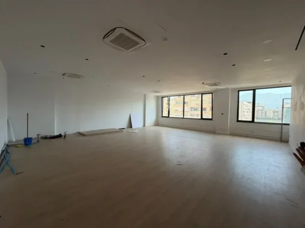 Tirane, jepet me qera zyre Kati 5, 140 m² 2.240 € (Kompleksi Delijorgji)