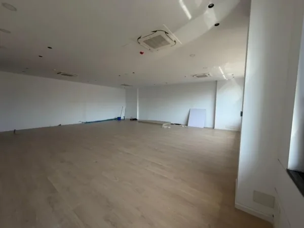 Tirane, jepet me qera zyre Kati 5, 140 m² 2.240 € (Kompleksi Delijorgji)