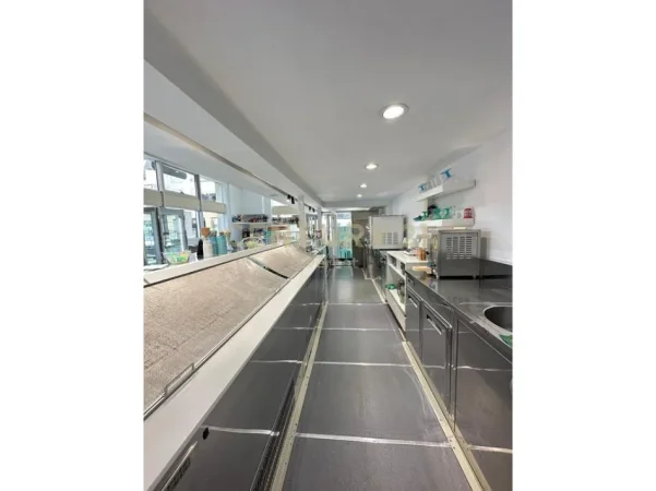 Tirane, jepet me qera ambjent biznesi Kati 1, 80 m² 2.500 € (Deliorgji)
