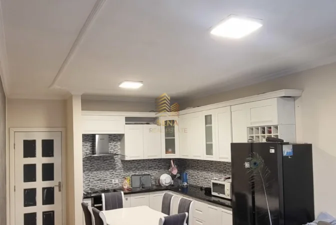 Tirane, jepet me qera apartament 2+1+Ballkon Kati 8, 95 m² 500 € (Astir)