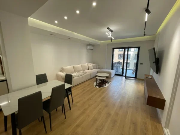 Tirane, jepet me qera apartament 1+1+Ballkon Kati 3, 83 m² 700 € (Kodra e Diellit)