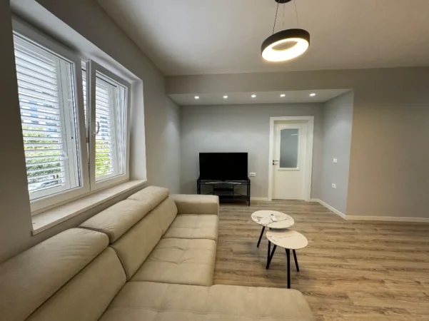 Tirane, jepet me qera apartament 2+1+Aneks+Ballkon Kati 2, 75 m² 750 € (rruga e barrikadave)