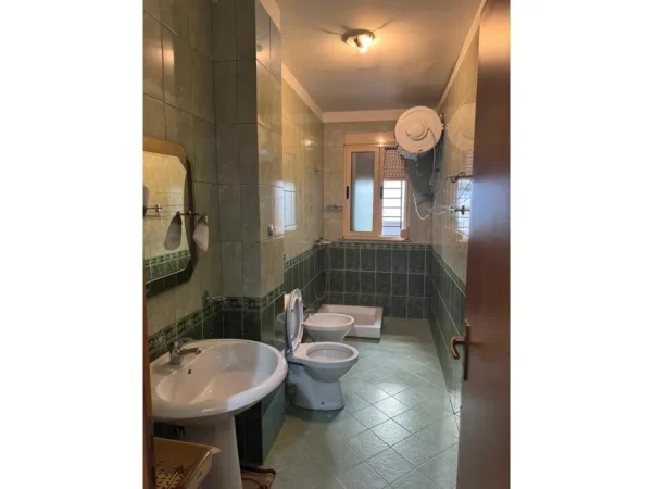 Tirane, jepet me qera apartament 1+1 Kati 2, 70 m² 450 € (Ministria e Jashtme)