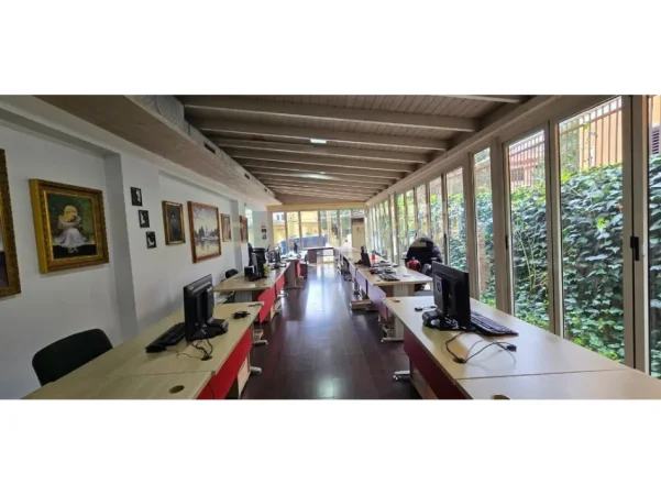Tirane, jepet me qera ambjent biznesi Kati 1, 217 m² 3.000 € (Ambasada Amerikane)