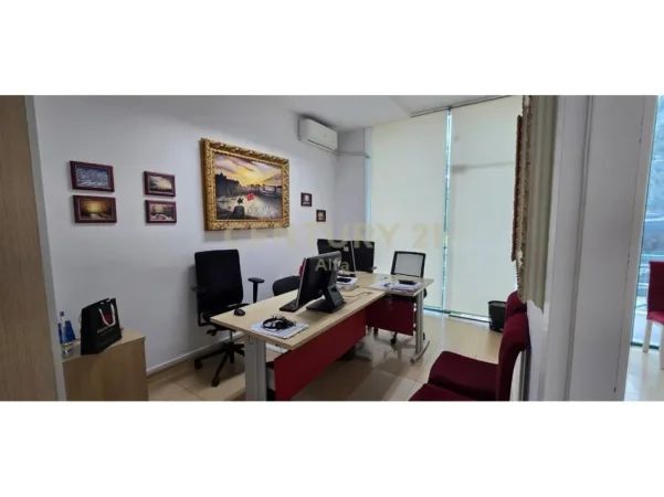 Tirane, jepet me qera ambjent biznesi Kati 1, 217 m² 3.000 € (Ambasada Amerikane)