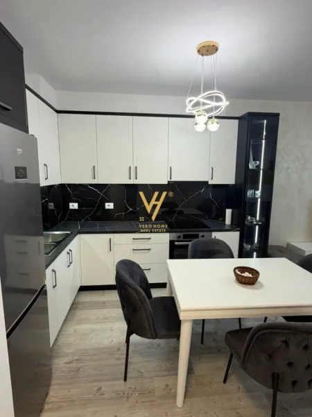 Tirane, jepet me qera apartament 1+1+Ballkon Kati 10, 77 m² 520 € (YZBERISHT)