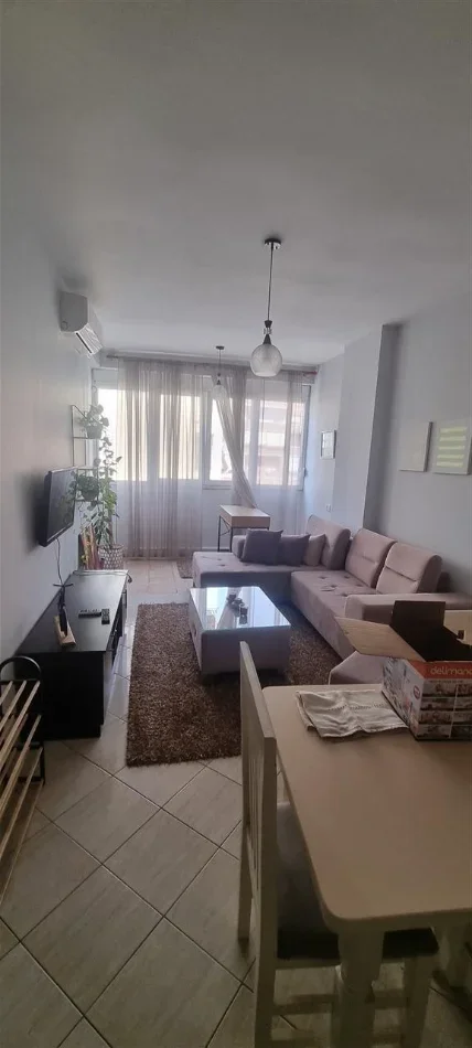 Tirane, jepet me qera apartament 1+1+Ballkon Kati 5, 60 m² 550 € (Rruga 4 Deshmoret)