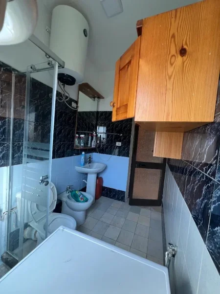 Tirane, jepet me qera apartament 1+1 Kati 1, 75 m² 450 € (Rruga Bardhyl)