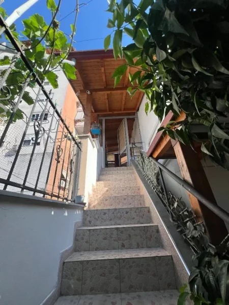 Tirane, jepet me qera apartament 1+1 Kati 1, 75 m² 450 € (Rruga Bardhyl)