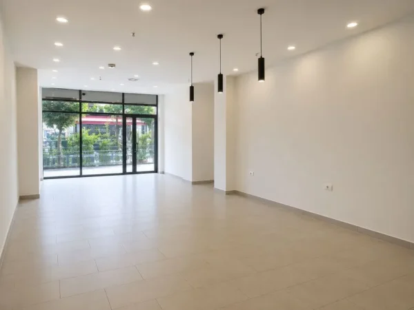 Tirane, shitet dyqan Kati 1, 36 m² 130.000 € (Rruga Kavajes)