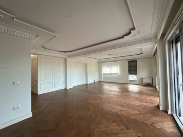 Tirane, jepet me qera ambjent biznesi Kati 7, 213 m² 3.000 € (Blloku)