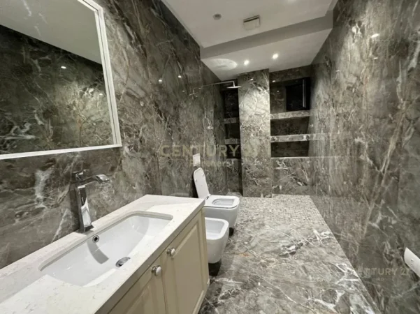 Tirane, jepet me qera ambjent biznesi Kati 7, 213 m² 3.000 € (Blloku)