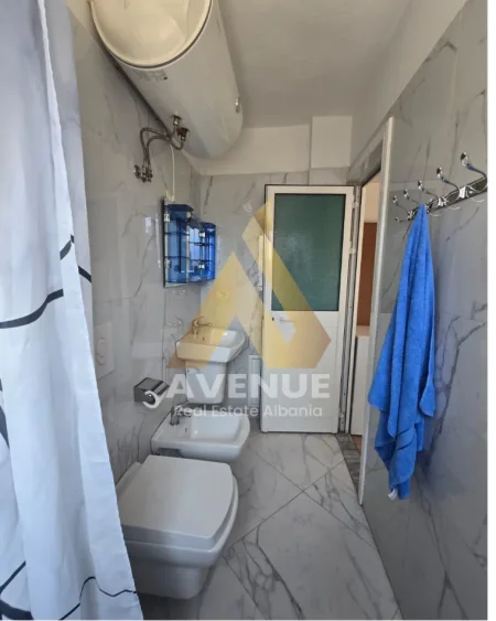 Tirane, jepet me qera garsonier 1+1 Kati 4, 38 m² 440 € (KRYQËZIM 21 DHJETORIT)