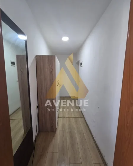 Tirane, jepet me qera garsonier 1+1 Kati 4, 38 m² 440 € (KRYQËZIM 21 DHJETORIT)
