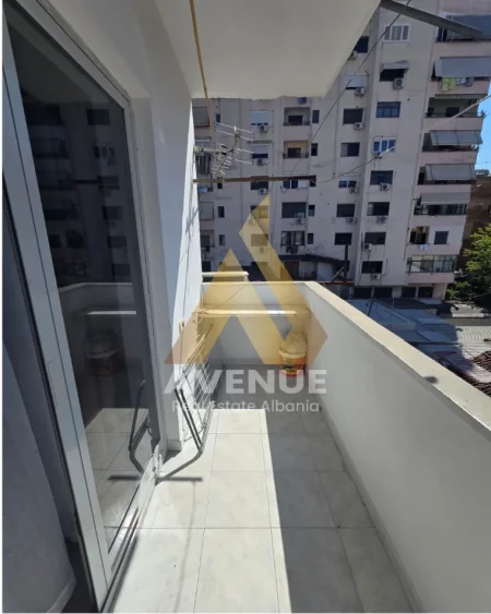 Tirane, jepet me qera garsonier 1+1 Kati 4, 38 m² 440 € (KRYQËZIM 21 DHJETORIT)