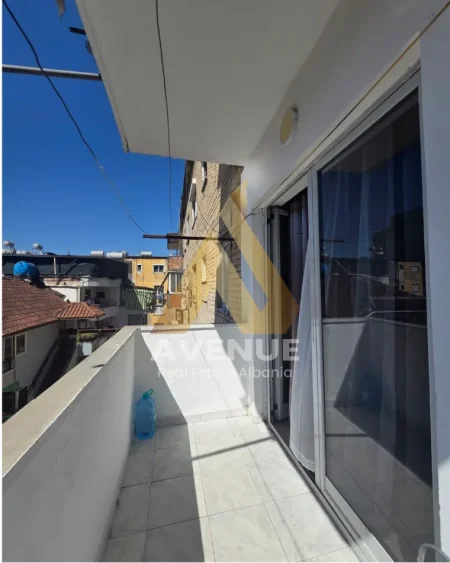 Tirane, jepet me qera garsonier 1+1 Kati 4, 38 m² 440 € (KRYQËZIM 21 DHJETORIT)
