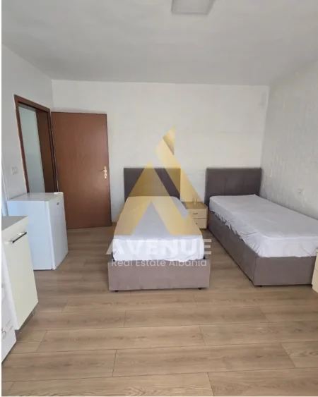 Tirane, jepet me qera garsonier 1+1 Kati 4, 38 m² 440 € (KRYQËZIM 21 DHJETORIT)