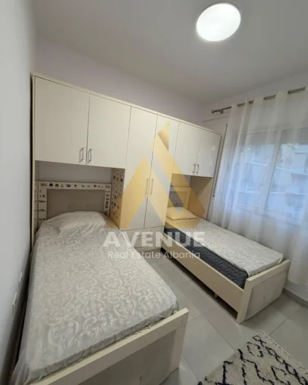 Tirane, jepet me qera apartament 2+1 Kati 5, 80 m² 600 € (KOMPLEKSI GOLDEN, PËRBALLË AMERIKAN 3, TIRANË)
