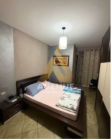 Tirane, jepet me qera apartament 2+1 Kati 5, 75 m² 600 € (RRUGA E KAVAJËS, PRANË SQUARE 21 DHJETORI, TIRANE)