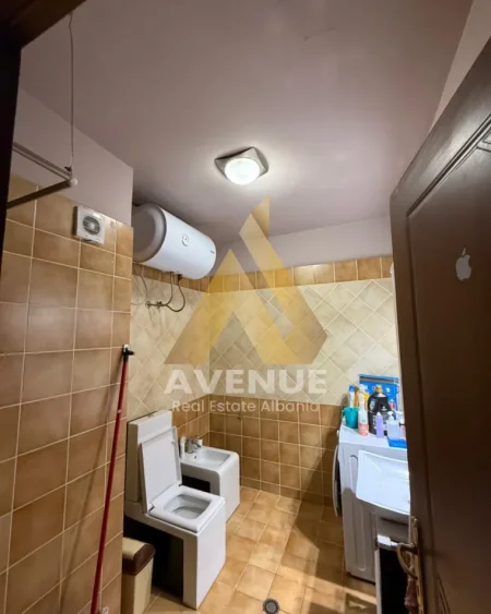 Tirane, jepet me qera apartament 2+1 Kati 5, 75 m² 600 € (RRUGA E KAVAJËS, PRANË SQUARE 21 DHJETORI, TIRANE)